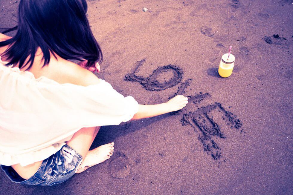 砂浜に「LOVE」