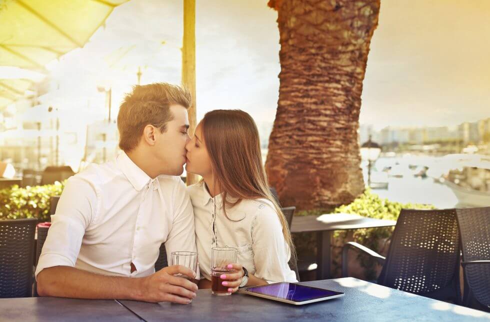 テーブルでキスをしている2人の画像
