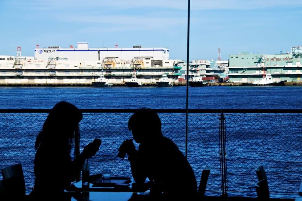 港で食事をしているカップル
