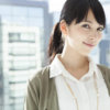 笑みをうかべる女性