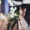 夜の街で誰かを待つ女性
