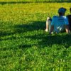 芝生で語り合うカップル